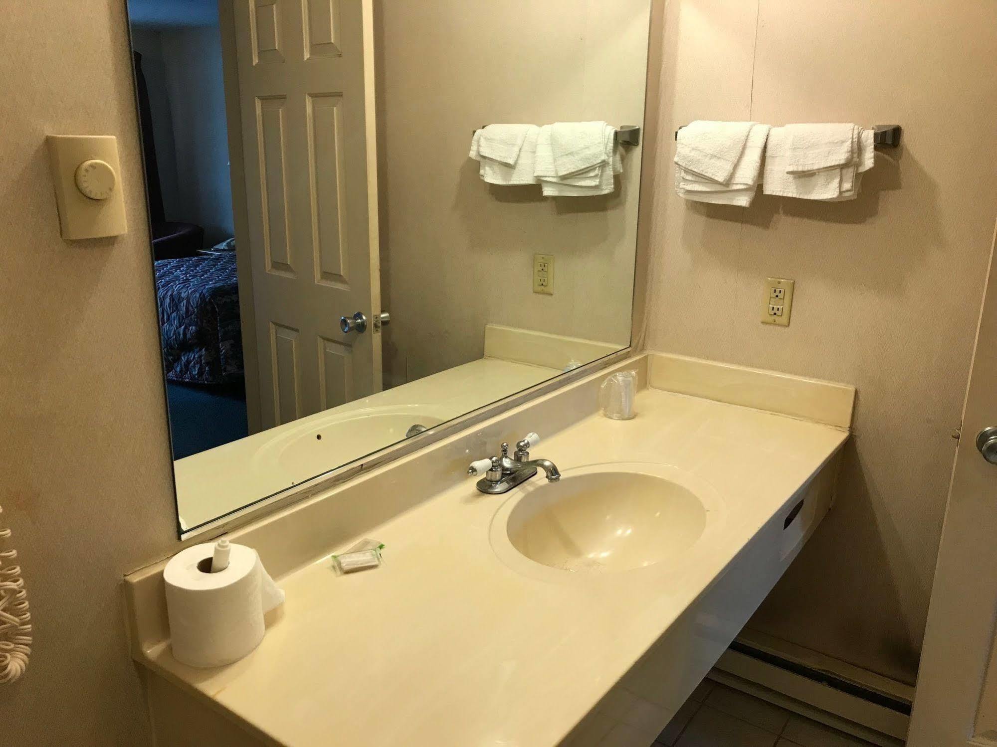 Economy Lodge 682 Main St ستيربريدج المظهر الخارجي الصورة